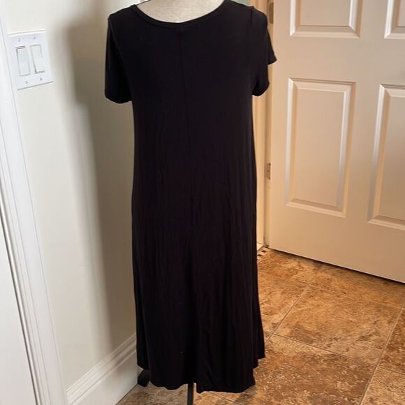 So soft asymmetrical high low top.  Cute lace trim. - Picture 6 of 8